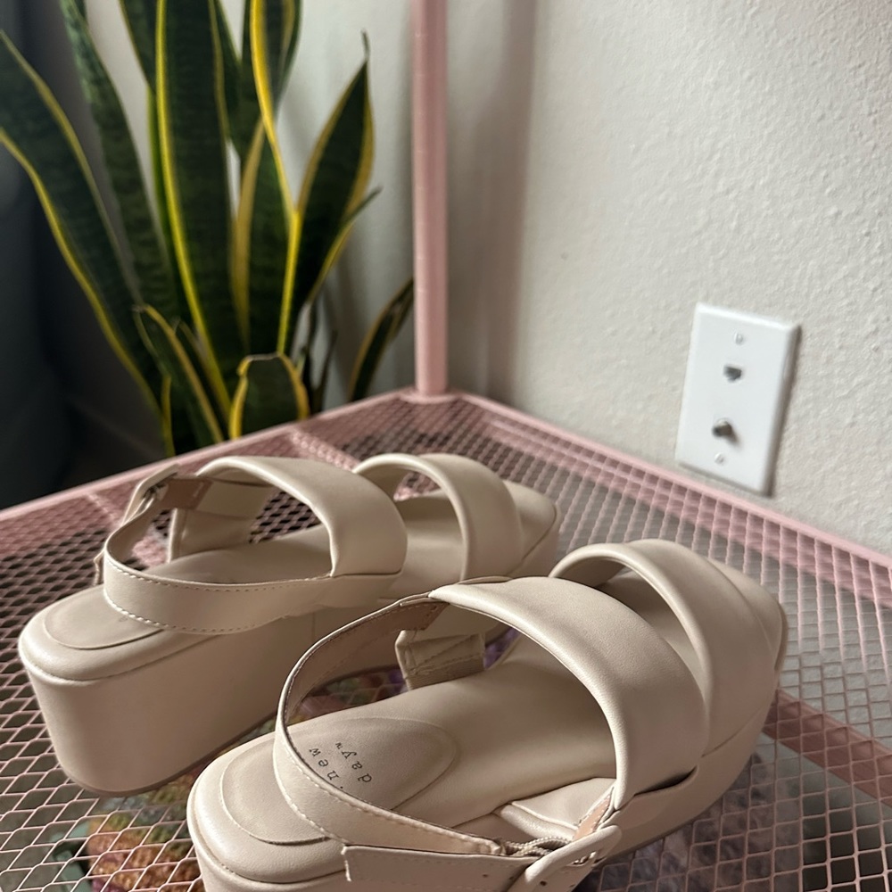 A new day ivory sandals - Picture 2 of 3